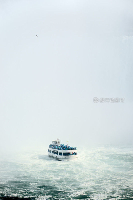 尼亚加拉瀑布的游船。