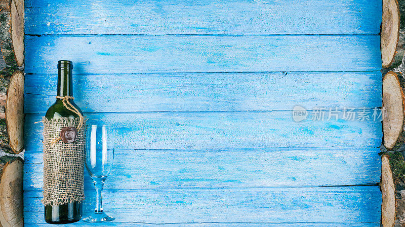 蓝色木材背景与葡萄酒主题