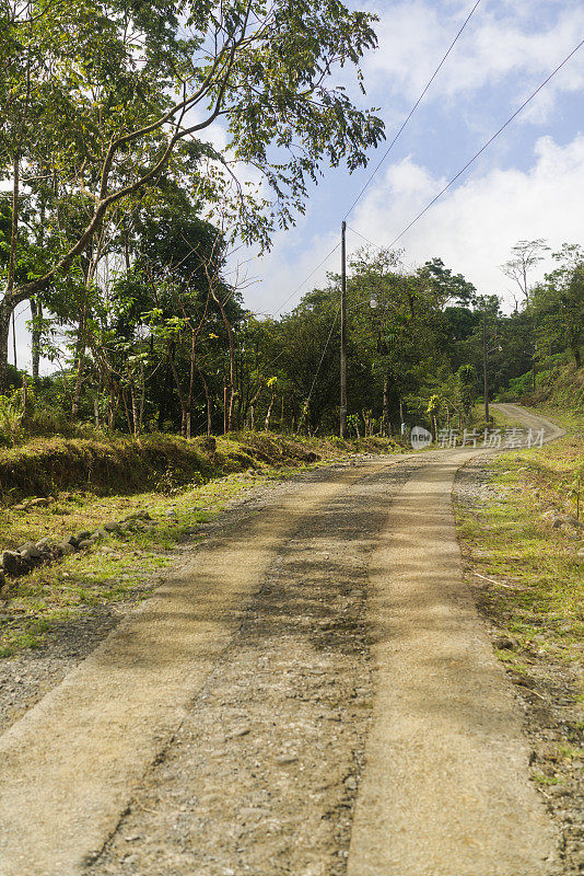 在通往尼加拉瓜马萨亚火山口的道路上，有两段混凝土路。