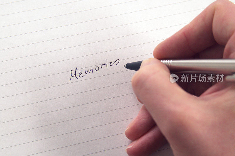 用钢笔在横格纸上书写回忆