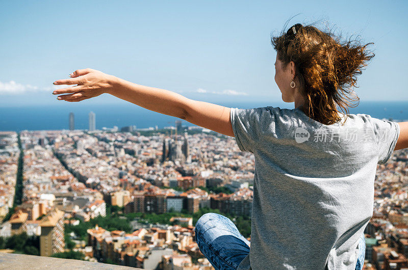 游客可以俯瞰巴塞罗那城和地中海，加泰罗尼亚，西班牙。