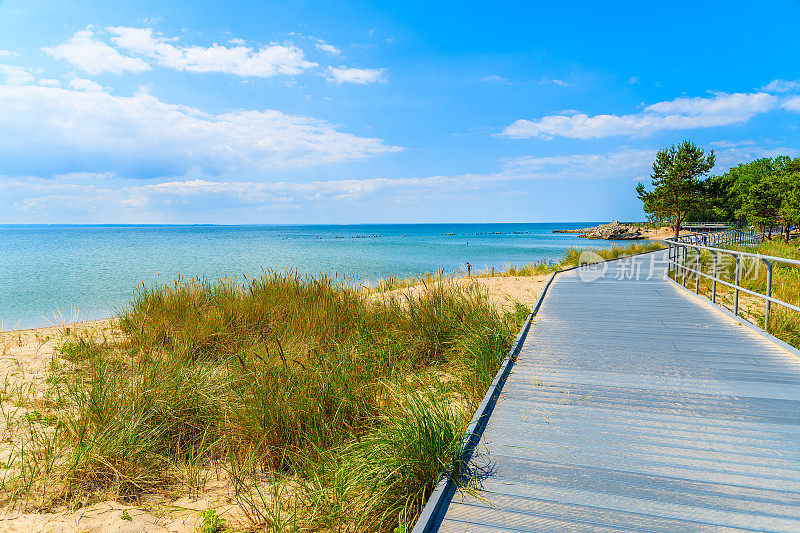 波兰波罗的海赫尔半岛普卡湾海滩上的海滨长廊