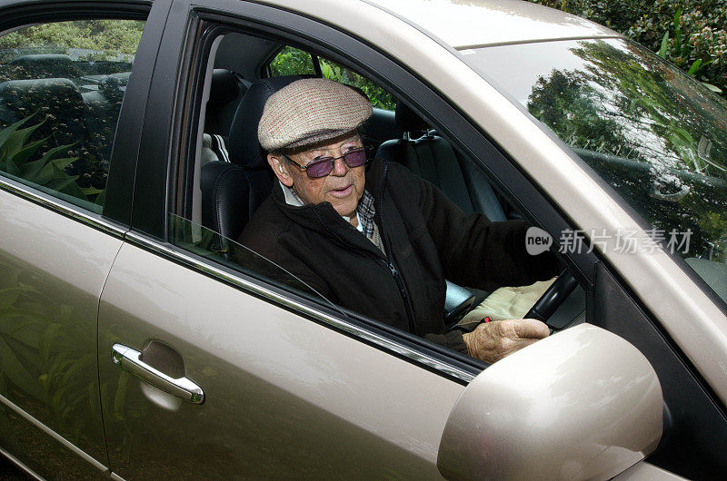 一个开车的老人