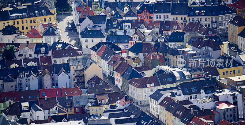 从Fløyen山顶俯瞰联排别墅。卑尔根市