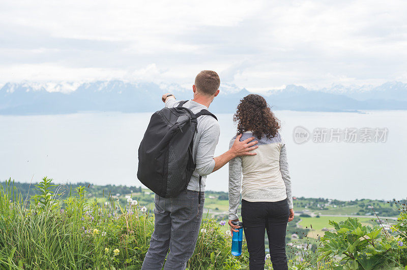 一对跨种族的年轻夫妇徒步前往阿拉斯加的一个景点