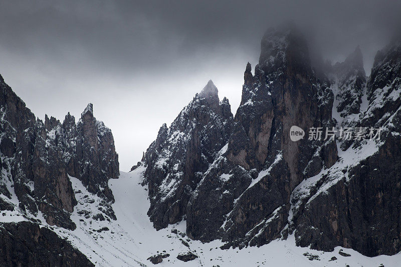 多云雪山山峰景观。白云石山脉阿尔卑斯山