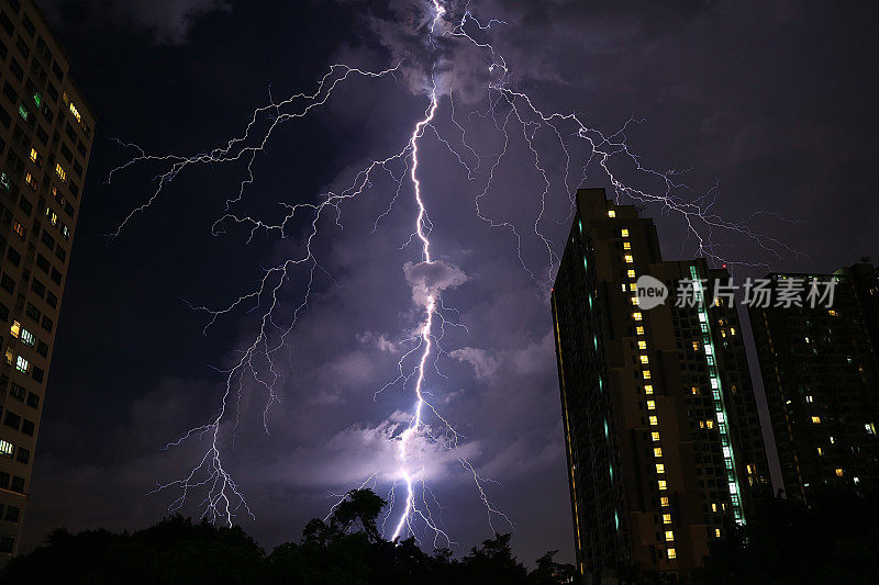 难以置信的真实闪电击中曼谷城市的夜空，在泰国的季风季节