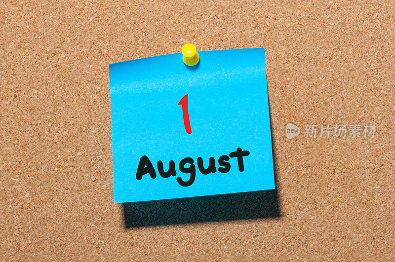 8月1日。每月第一天，在公告板上张贴彩色贴纸日历。夏天的时间。近距离