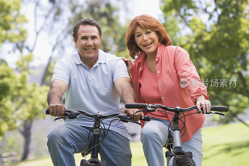 成年夫妇骑自行车