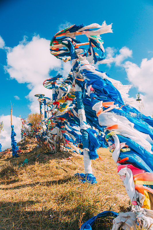 白色和蓝色的敖包和敖包景观在蒙古，蒙古图腾，在草原蓝天，垂直