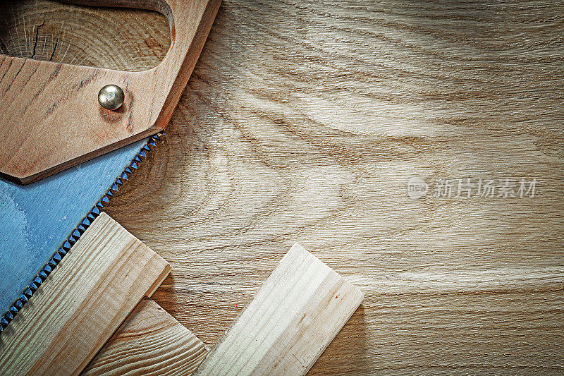 钢锯木砖在木板上的构造概念