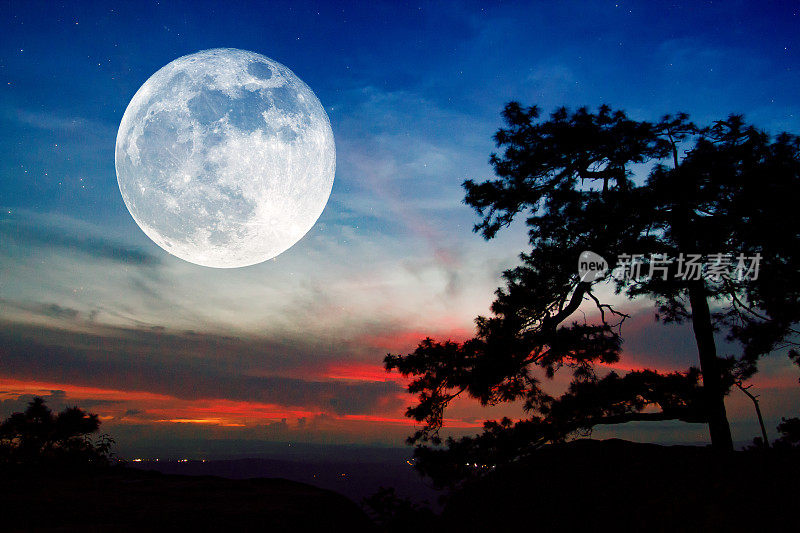 泰国山上的满月和日落