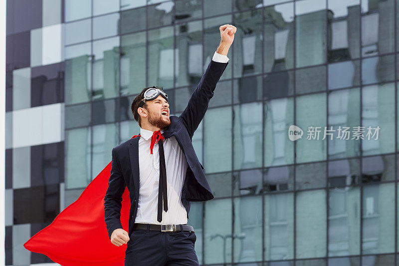 一个超级英雄商人举起他的手反对一个企业