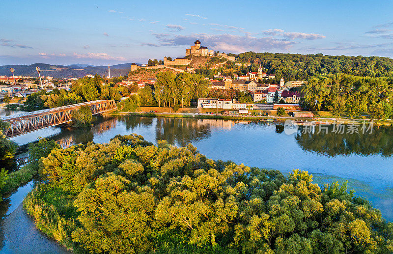 在斯洛伐克的Vah河上的Trencin城堡