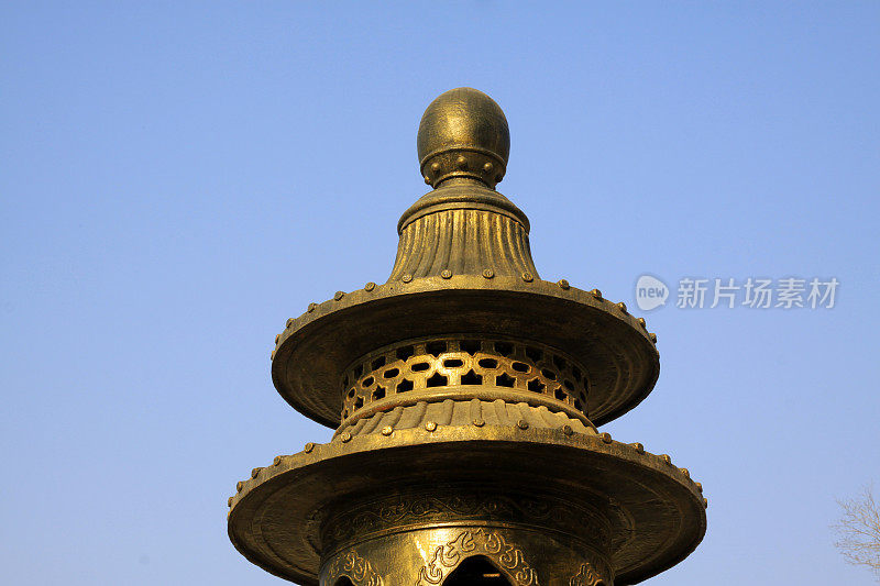 一座寺庙里的青铜香炉，特写照片