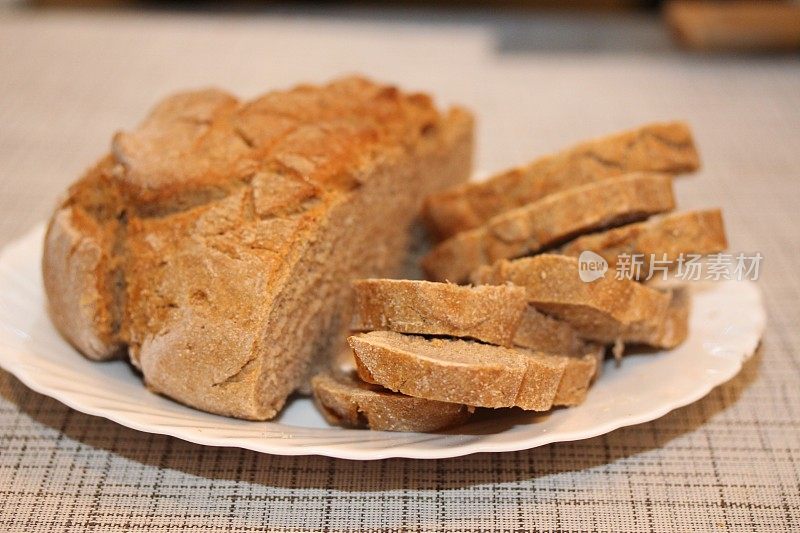 这里有几块圆面包和半条面包。
