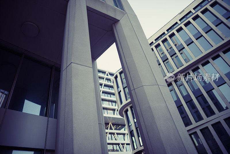 这些柱子是柏林的办公大楼