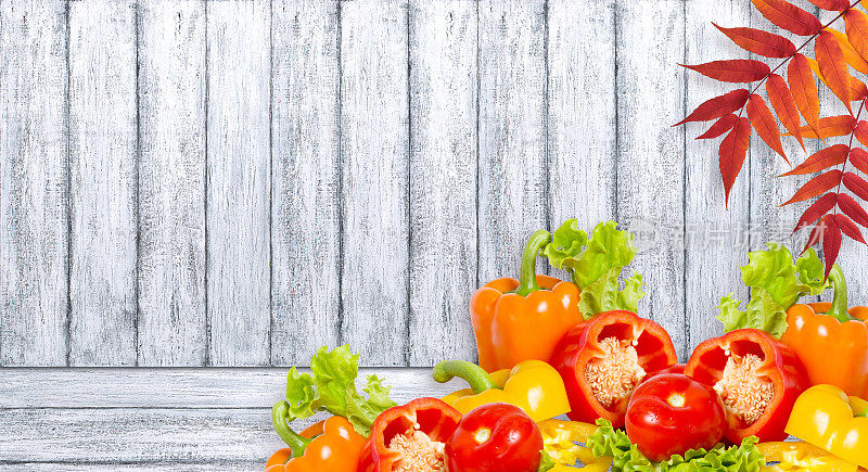 熟透的甜椒、生菜和番茄放在木板上，空白的地方放文字
