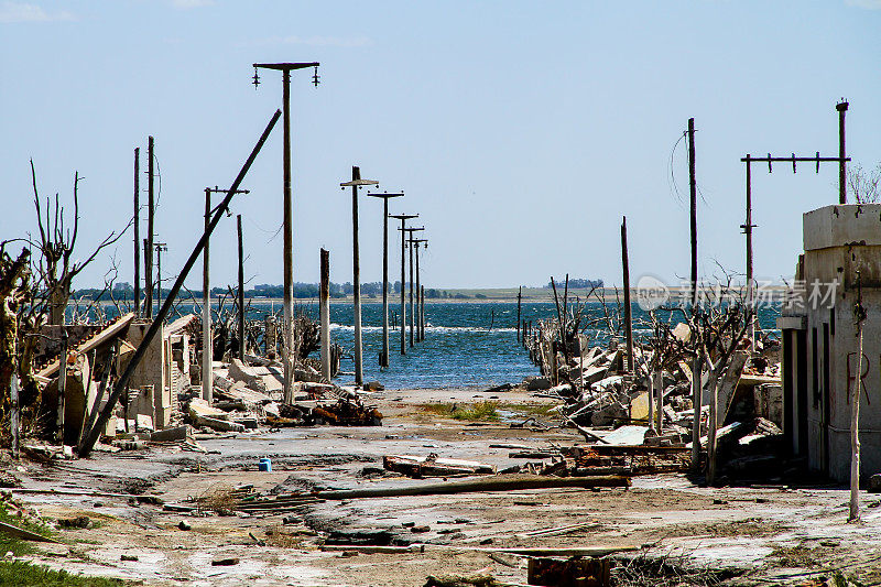 被遗弃的鬼城。阿根廷已故小镇的废墟。