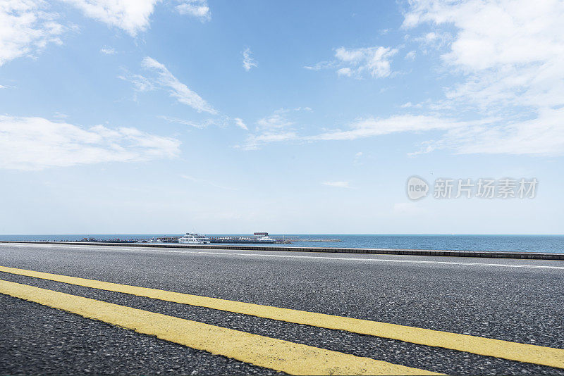 空旷的道路，蓝天下美丽的海景