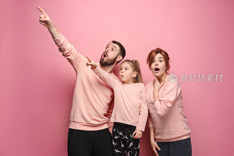 惊讶的年轻家庭粉红色