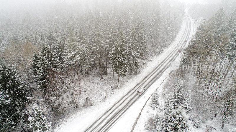 大雪期间被雪覆盖的道路鸟瞰图