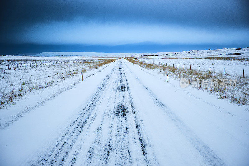 冰的道路在雪景-冰岛