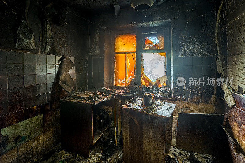 公寓内部被烧毁。烧焦的家具和烧焦的墙壁都染上了黑烟