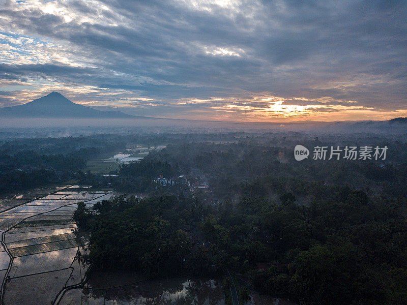 无人机拍摄的稻田和火山婆罗浮屠，日惹，印度尼西亚