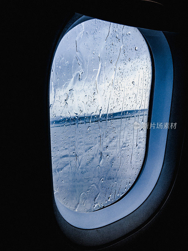 雨天从飞机窗口俯瞰机场
