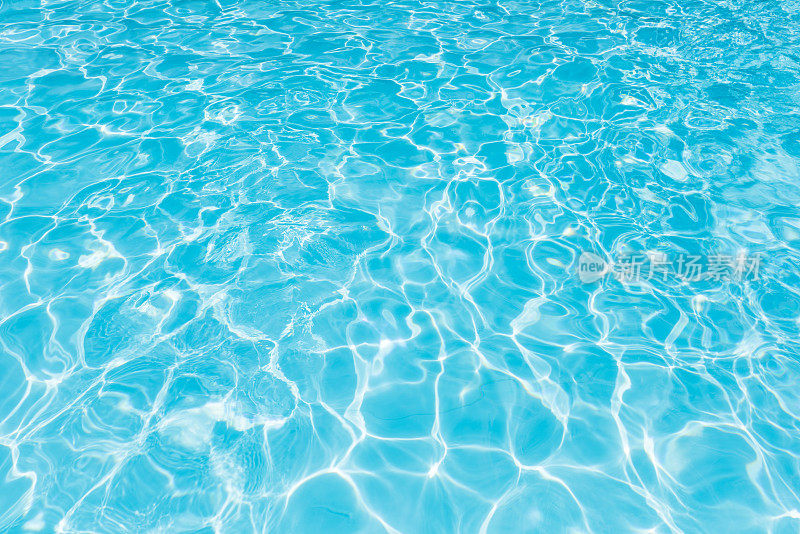 游泳池中美丽的涟漪和蓝色的水面，蓝色的水为背景和抽象
