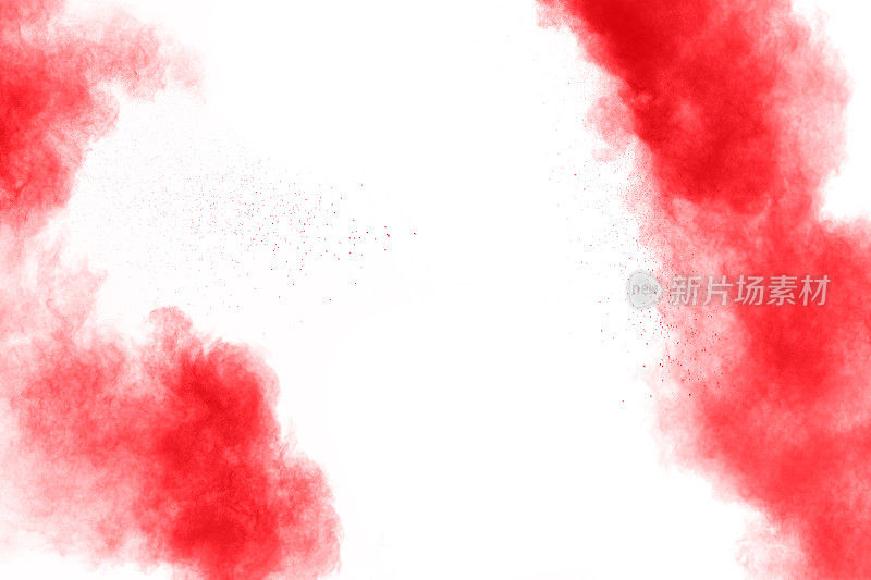 抽象的红色尘埃飞溅在白色背景上。白色背景上的红色粉末爆炸。冻结红色粒子飞溅的运动。