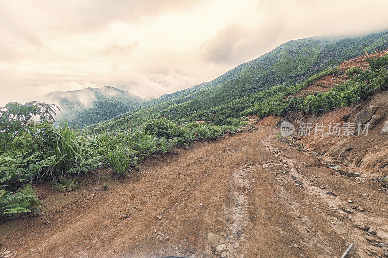 鹅卵石路在薄雾下晃动，在山中模糊