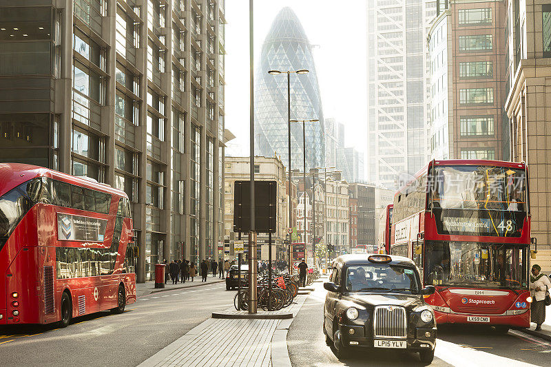 红色双层巴士繁忙的街道，伦敦，英国