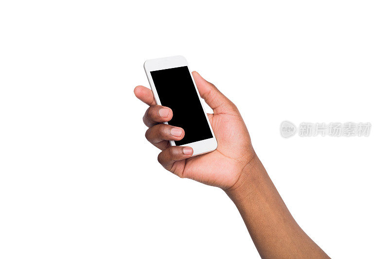 黑色的手拿着智能手机在孤立的白色背景