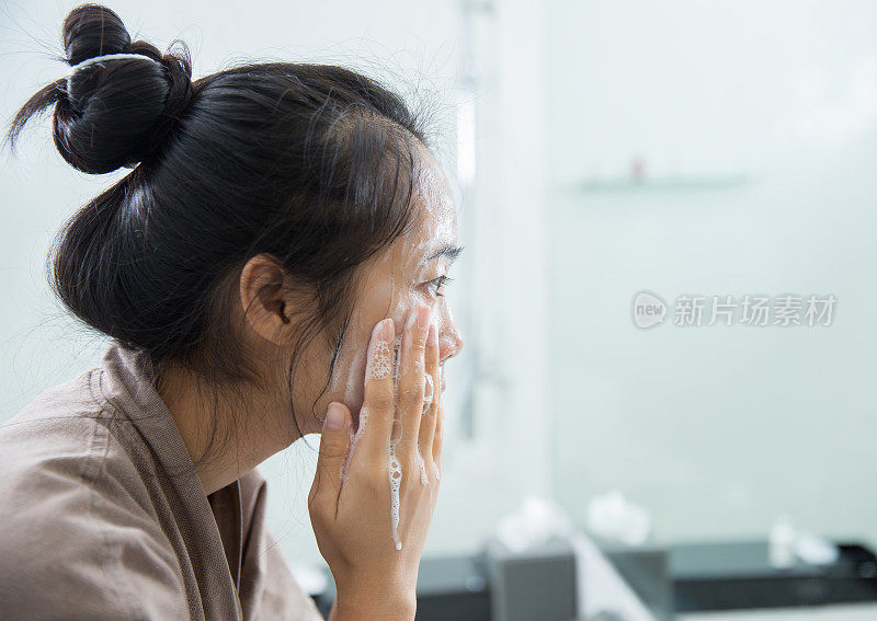 亚洲女性在浴室里用泡沫洗干净