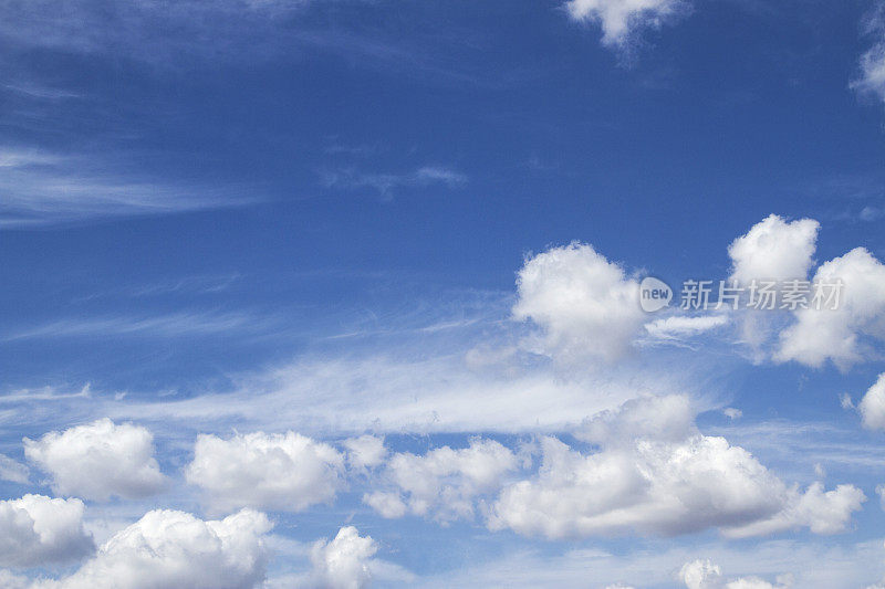 戏剧性的云和蓝色大气