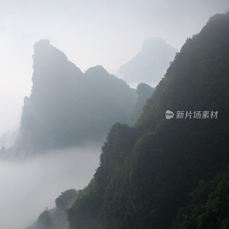 巨大的石山剪影与白雾。史诗山景观