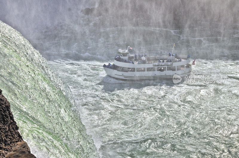 尼亚加拉瀑布迷雾中的小船