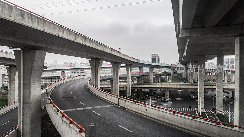 多云天气城市公路和立交桥鸟瞰图