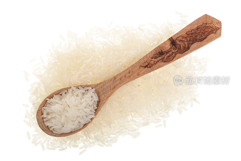 木勺里的米粒孤立在白色背景上。前视图。平躺