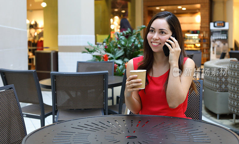 西班牙购物者在喝咖啡休息时间打电话