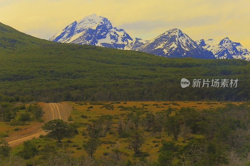 乡村道路到田园诗般的安第斯景观，乌斯怀亚-火地岛，阿根廷