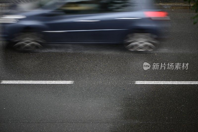 倾盆大雨时汽车在路上行驶