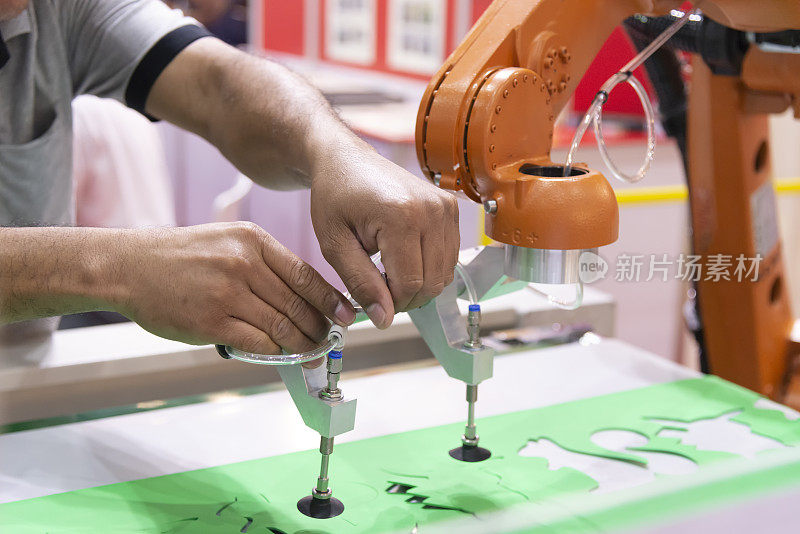 工程师在包装工厂安装机器人手臂。