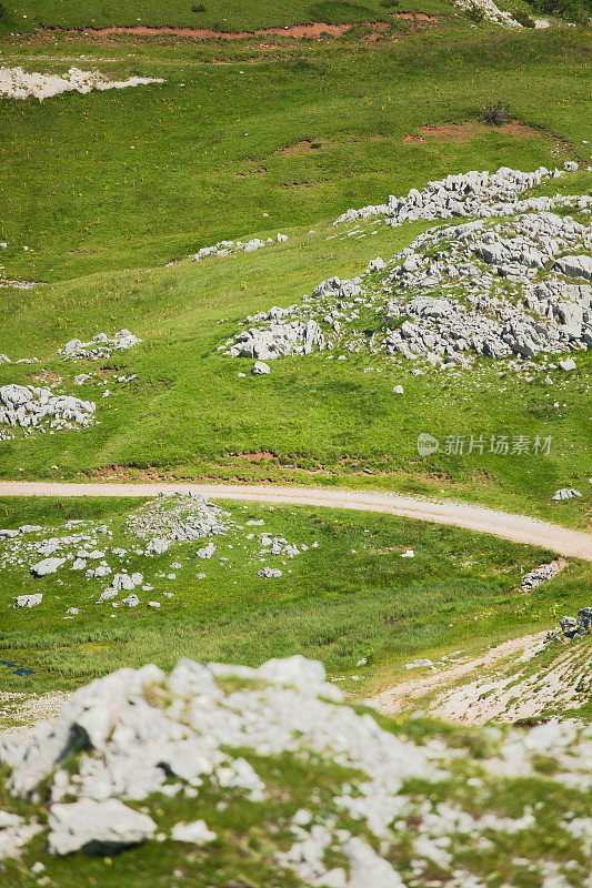 夏天高山中的乡间小路