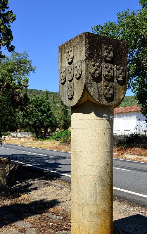 菲卡罗河畔-边界标志-带有葡萄牙国徽的石柱，葡萄牙阿连特霍塞尔帕