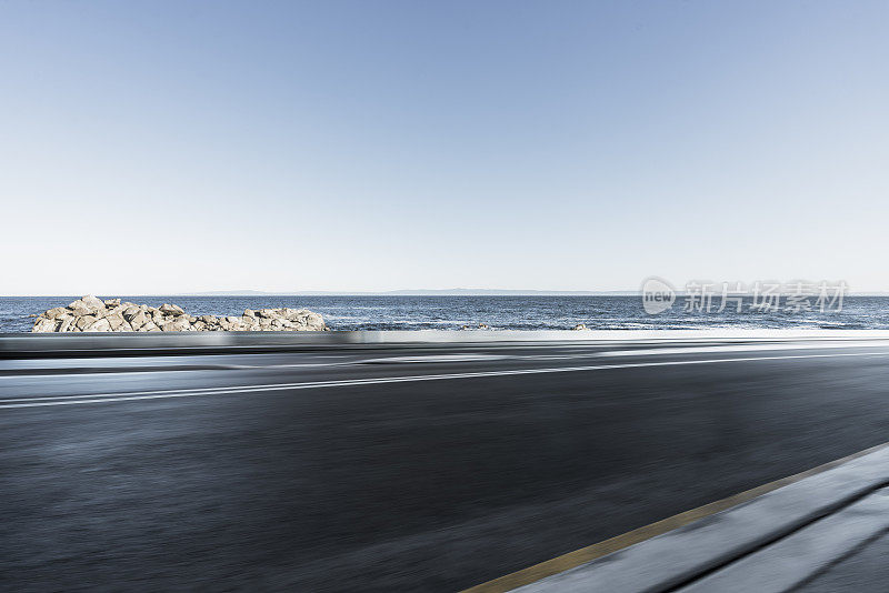 模糊的运动海岸道路对天空