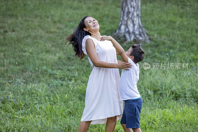 妈妈和儿子在公园里的肖像