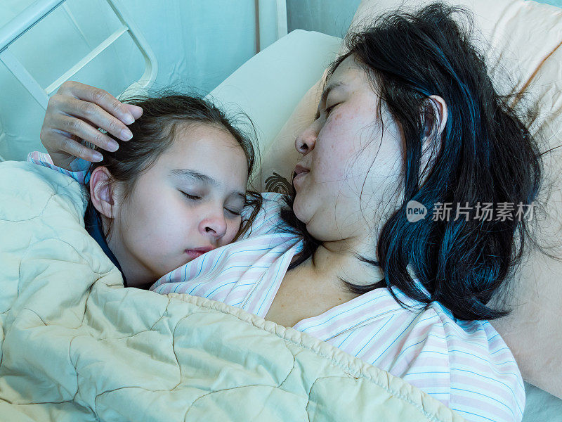 中国母亲和女儿躺在病床上